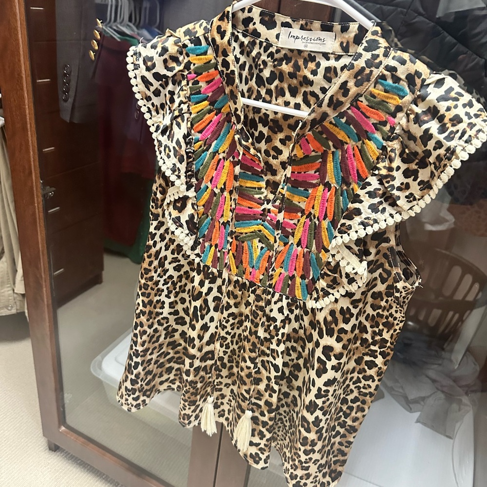 IMPRESSIONS LEGACY LUXE EMBROIDERED TOP. Size medium